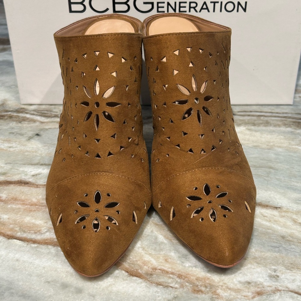 NIB ~ BCBG CARMEN LASERCUT MULES sz 10 - Picture 10 of 13